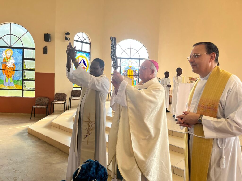 Visita del Obispo Mathias a la Misión de Benga en Malawi